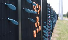 La recinzione Britosterope con le installazioni che simulano le gocce d'acqua (azzurre) e i batteri (arancio)