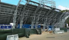 Panoramica del Temporary Flexible Stadium durante i lavori di costruzione