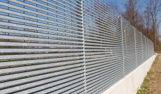 Talia louvered fence: elegance, privacy and security with linearity