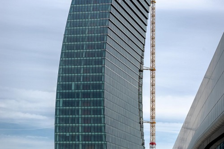 Utilior press-locked: grating installation final stage on Libeskind's tower in Milan Citylife